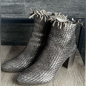 Strategia Metallic Woven Leather Fringe Ankle Boots - Made in Italy - size: 39